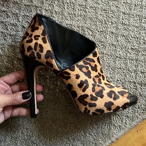 BCBG leopard print heel shoes - Picture 3 of 7